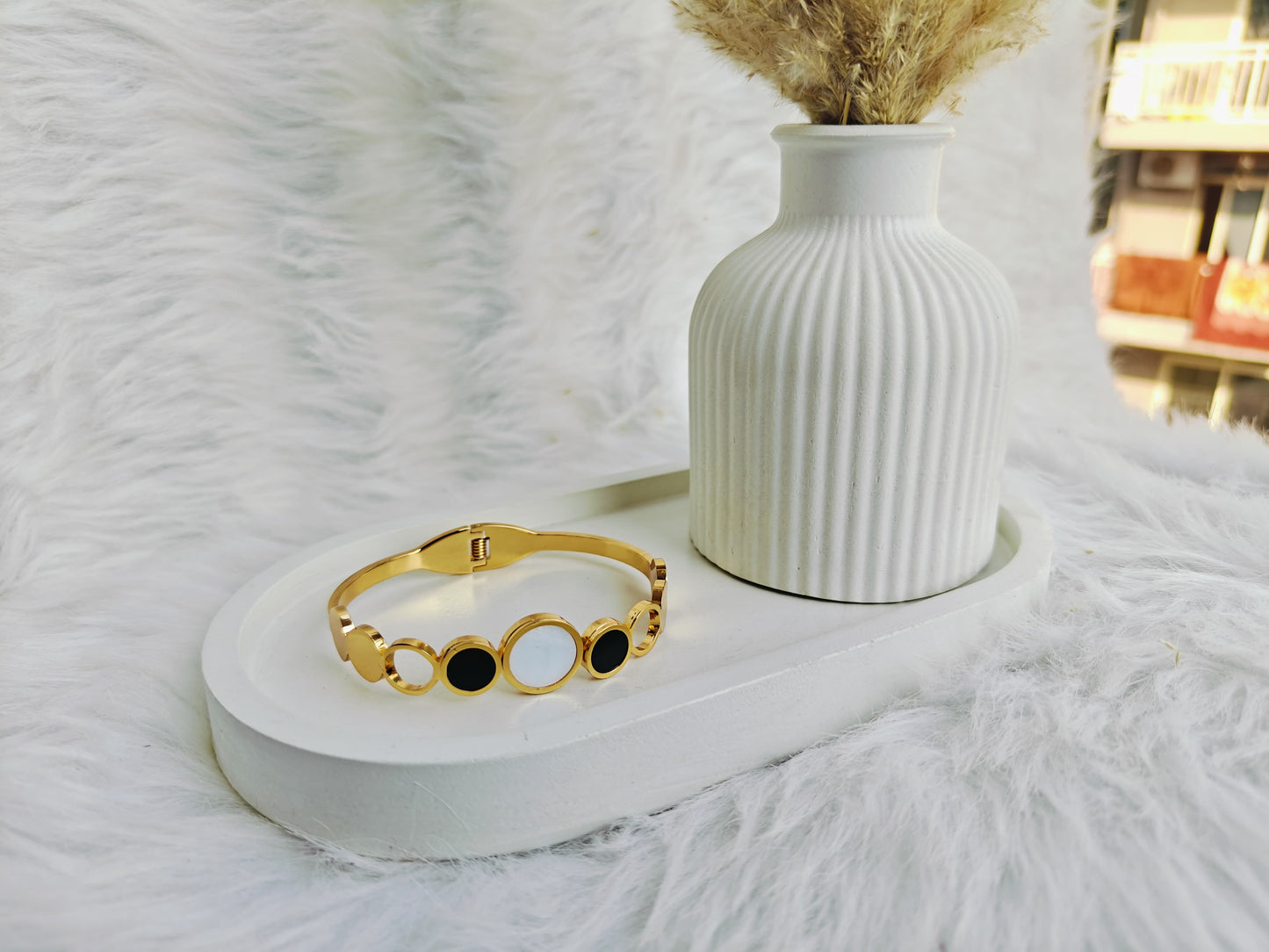 ✨⚪⚫ Luxury Gold-Tone Circle Charm Bracelet for Women 💛✨
