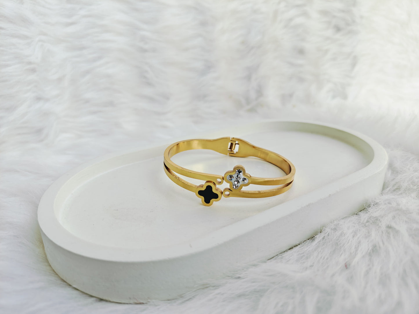 ✨🍀 Luxury Gold-Tone Clover Charm Bracelet for Women 💎💛