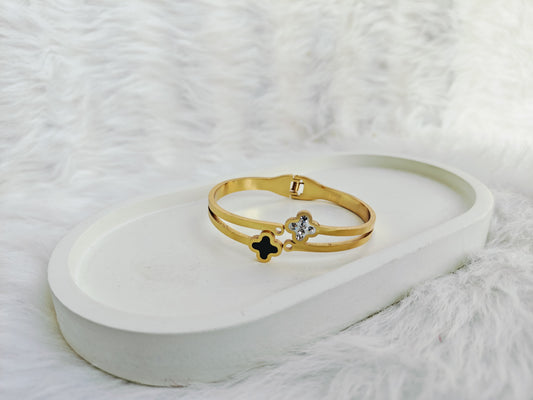 ✨🍀 Luxury Gold-Tone Clover Charm Bracelet for Women 💎💛