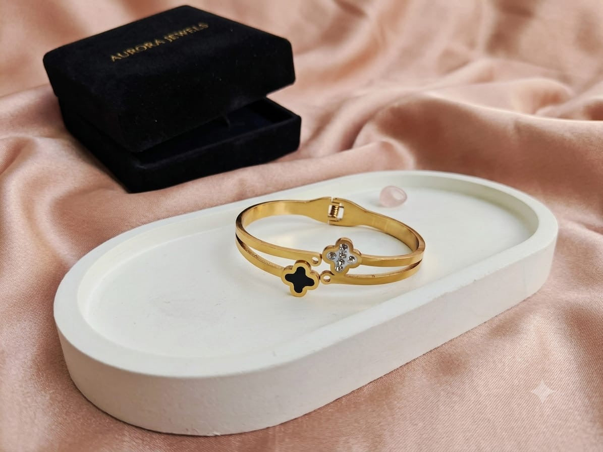 ✨🍀 Luxury Gold-Tone Clover Charm Bracelet for Women 💎💛
