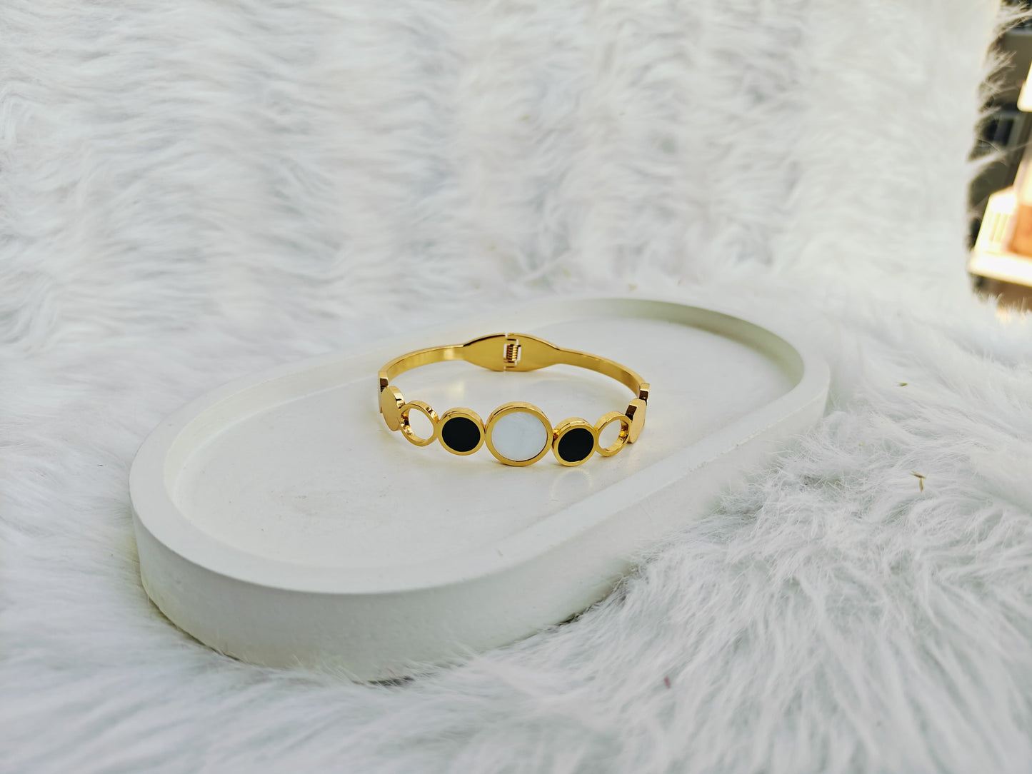 ✨⚪⚫ Luxury Gold-Tone Circle Charm Bracelet for Women 💛✨