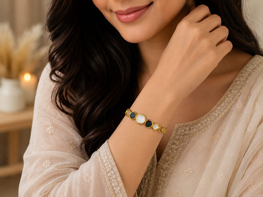 ✨⚪⚫ Luxury Gold-Tone Circle Charm Bracelet for Women 💛✨
