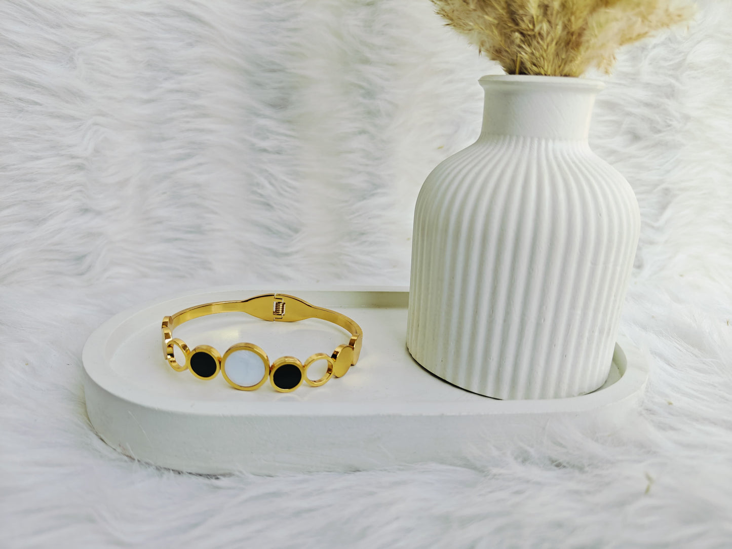 ✨⚪⚫ Luxury Gold-Tone Circle Charm Bracelet for Women 💛✨