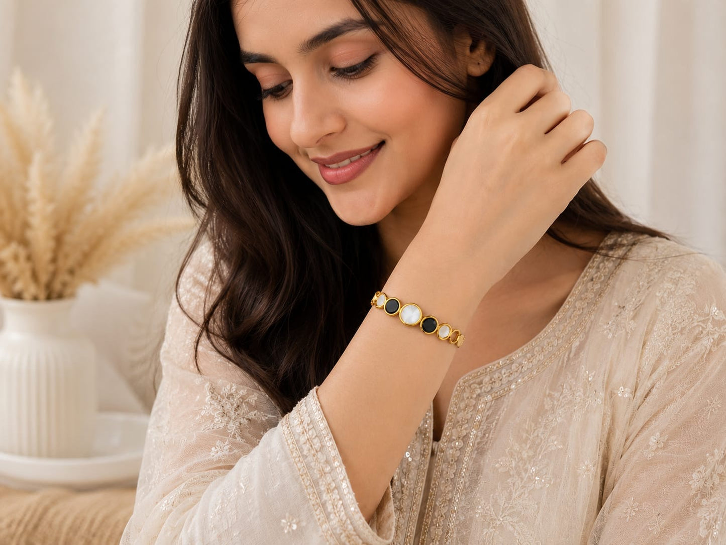 ✨⚪⚫ Luxury Gold-Tone Circle Charm Bracelet for Women 💛✨